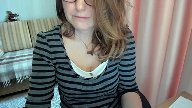 Snapshot of lauraoven chatting on 03/13/26, 07:26 lauraoven online show from 03/13/26, 07:26