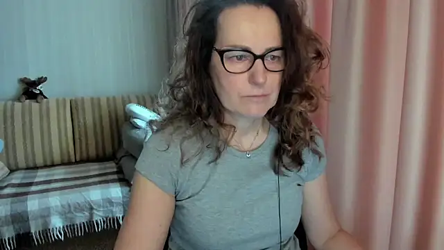 Snapshot of lauraoven chatting on 03/14/26, 08:31 lauraoven online show from 03/14/26, 08:31