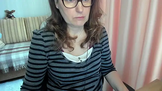 Snapshot of lauraoven chatting on 03/17/26, 07:23 lauraoven online show from 03/17/26, 07:23