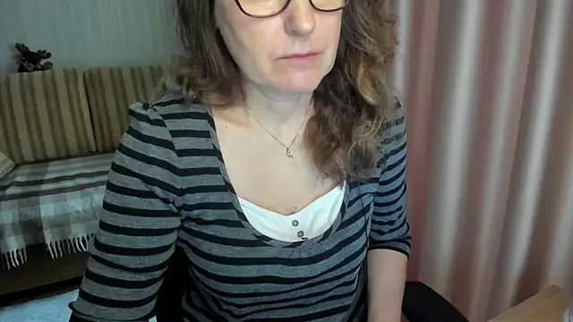 Snapshot of lauraoven chatting on 03/19/26, 07:23 lauraoven online show from 03/19/26, 07:23