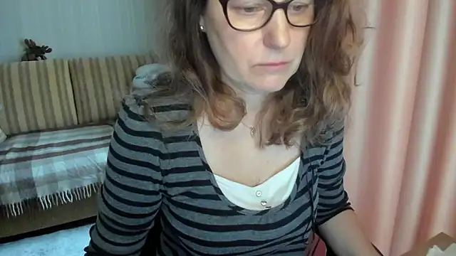 Snapshot of lauraoven chatting on 03/20/26, 06:40 lauraoven online show from 03/20/26, 06:40