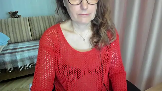 Snapshot of lauraoven chatting on 03/25/26, 07:03 lauraoven online show from 03/25/26, 07:03