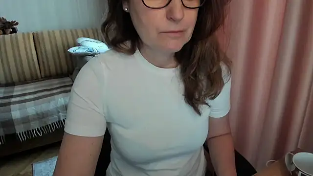 Snapshot of lauraoven chatting on 03/27/26, 10:26 lauraoven online show from 03/27/26, 10:26