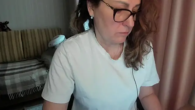 Snapshot of lauraoven chatting on 04/03/26, 07:28 lauraoven online show from 04/03/26, 07:28