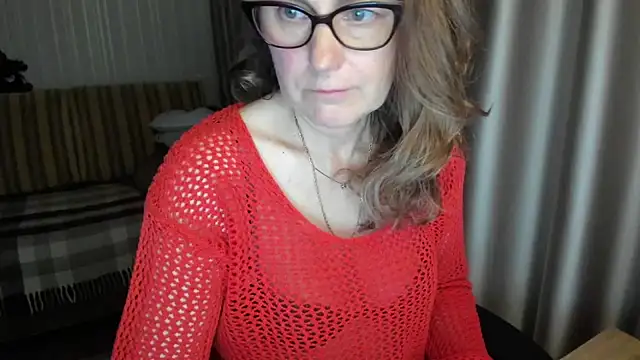 Snapshot of lauraoven chatting on 04/27/26, 05:55 lauraoven online show from 04/27/26, 05:55