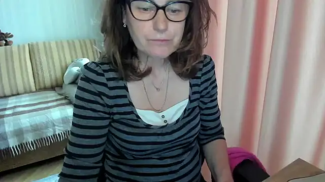 Snapshot of lauraoven chatting on 05/03/26, 09:59 lauraoven online show from 05/03/26, 09:59