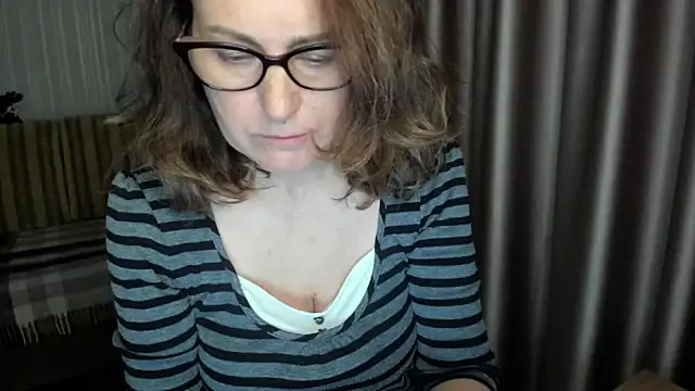 Snapshot of lauraoven chatting on 05/05/26, 06:16 lauraoven online show from 05/05/26, 06:16