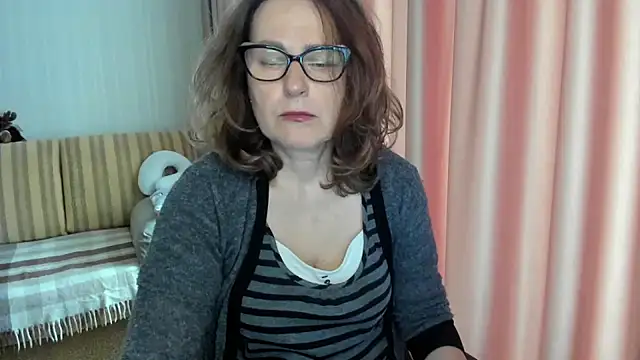 Snapshot of lauraoven chatting on 05/07/26, 07:47 lauraoven online show from 05/07/26, 07:47