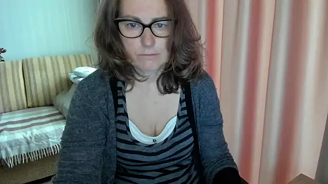 Snapshot of lauraoven chatting on 05/12/26, 07:49 lauraoven online show from 05/12/26, 07:49