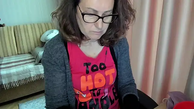 Snapshot of lauraoven chatting on 05/14/26, 07:59 lauraoven online show from 05/14/26, 07:59