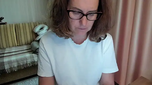 Snapshot of lauraoven chatting on 06/09/26, 08:15 lauraoven online show from 06/09/26, 08:15