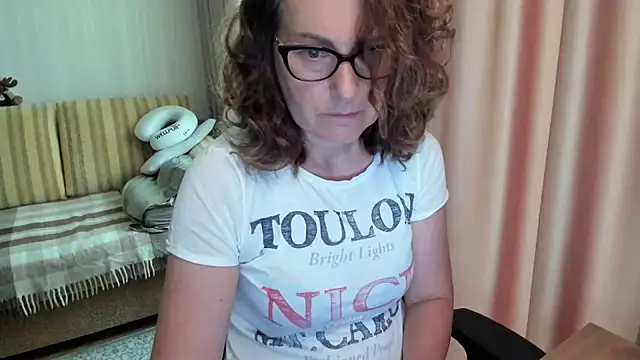 Snapshot of lauraoven chatting on 06/10/26, 07:18 lauraoven online show from 06/10/26, 07:18