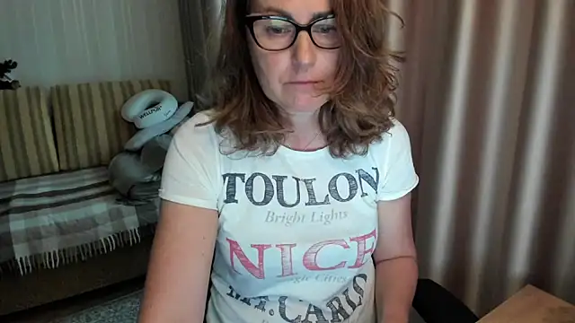 Snapshot of lauraoven chatting on 06/11/26, 03:10 lauraoven online show from 06/11/26, 03:10