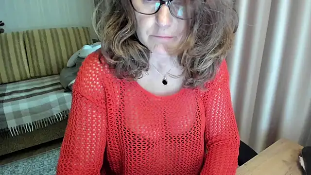 Snapshot of lauraoven chatting on 06/15/26, 01:35 lauraoven online show from 06/15/26, 01:35