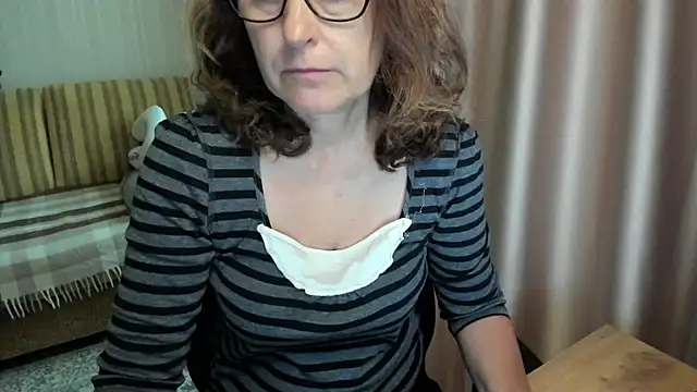 Snapshot of lauraoven chatting on 06/18/26, 10:41 lauraoven online show from 06/18/26, 10:41