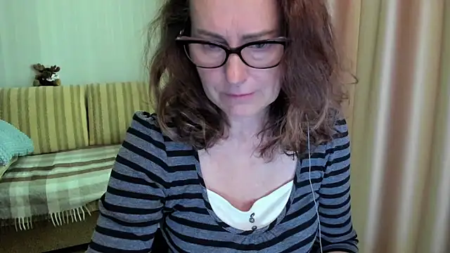 Snapshot of lauraoven chatting on 06/19/26, 08:18 lauraoven online show from 06/19/26, 08:18