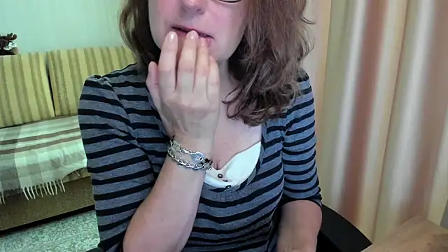 Snapshot of lauraoven chatting on 06/20/26, 07:33 lauraoven online show from 06/20/26, 07:33