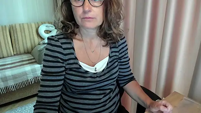 Snapshot of lauraoven chatting on 07/08/26, 07:13 lauraoven online show from 07/08/26, 07:13