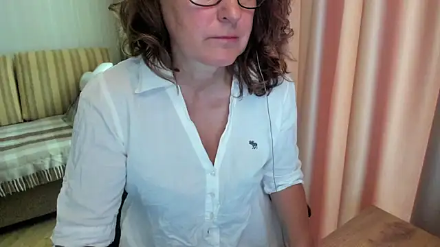Snapshot of lauraoven chatting on 07/17/26, 07:15 lauraoven online show from 07/17/26, 07:15