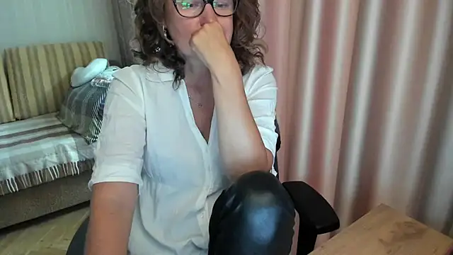 Snapshot of lauraoven chatting on 07/20/26, 10:39 lauraoven online show from 07/20/26, 10:39
