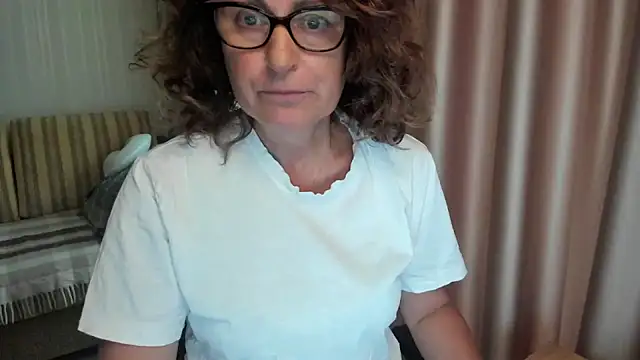 Snapshot of lauraoven chatting on 07/21/26, 11:56 lauraoven online show from 07/21/26, 11:56