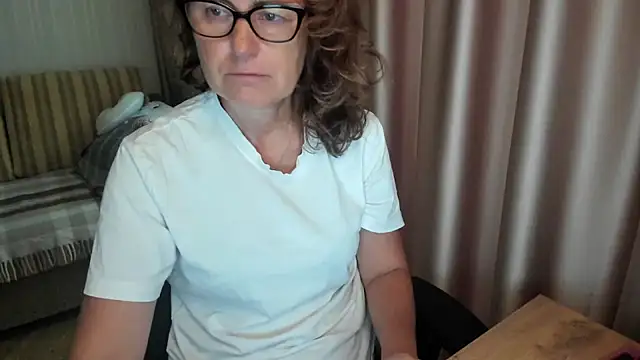 Snapshot of lauraoven chatting on 07/22/26, 01:58 lauraoven online show from 07/22/26, 01:58