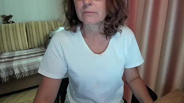 Snapshot of lauraoven chatting on 08/02/26, 08:02 lauraoven online show from 08/02/26, 08:02