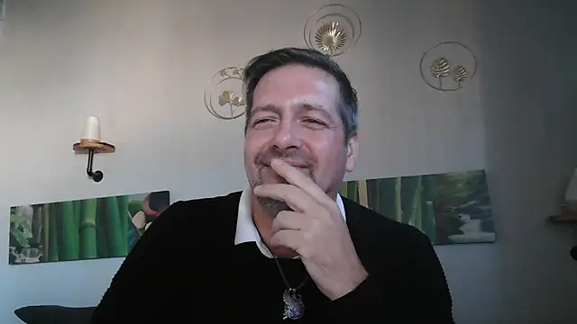 Snapshot of matrikes1 chatting on 12/26/24, 02:16 matrikes1 online show from 12/26/24, 02:16