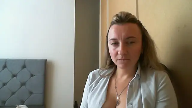 SusanCurt online show from 11/18/25, 01:04