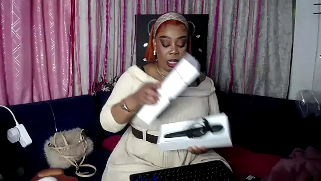 Snapshot of crystalbxx chatting on 04/04/26, 12:42 crystalbxx online show from 04/04/26, 12:42