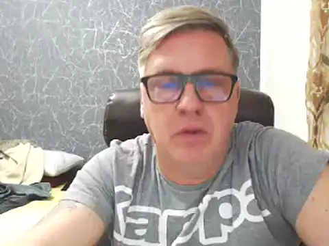 Snapshot of RobertStripX chatting on 02/03/25, 02:45 RobertStripX online show from 02/03/25, 02:45