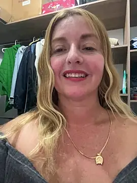Snapshot of moniquerainx chatting on 06/19/26, 02:16 moniquerainx online show from 06/19/26, 02:16