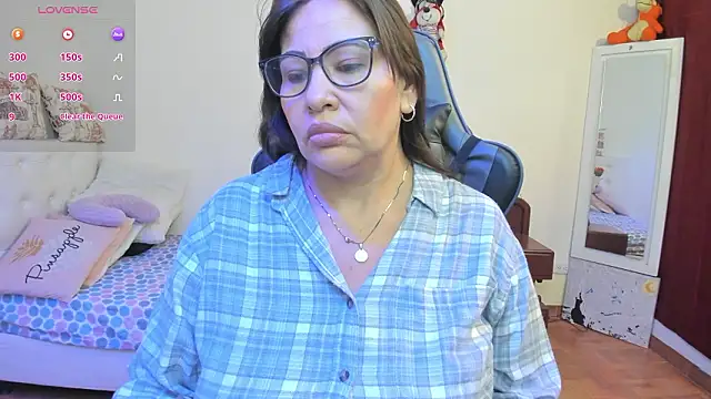 Snapshot of esmeralda_milf chatting on 03/29/26, 08:31 esmeralda milf online show from 03/29/26, 08:31