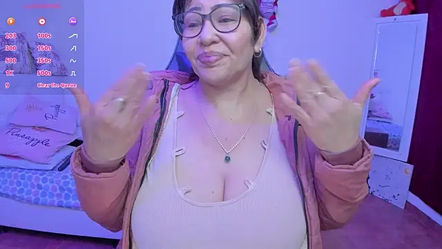 Snapshot of esmeralda_milf chatting on 04/13/26, 07:52 esmeralda milf online show from 04/13/26, 07:52