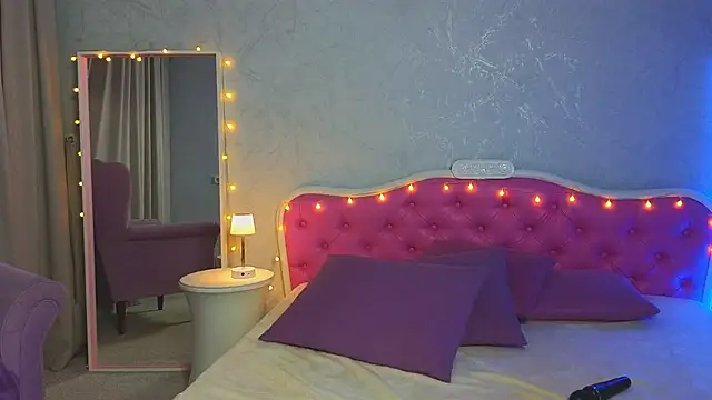 Snapshot of Ariana_Petite chatting on 02/10/25, 11:13 Ariana Petite online show from 02/10/25, 11:13