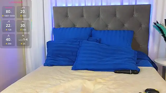 Snapshot of Ariana_Petite chatting on 12/18/25, 12:17 Ariana Petite online show from 12/18/25, 12:17