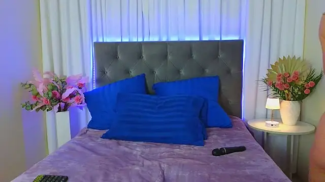 Snapshot of Ariana_Petite chatting on 04/22/26, 12:24 Ariana Petite online show from 04/22/26, 12:24