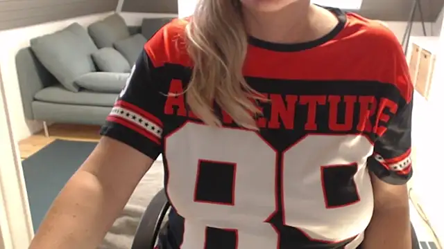 Snapshot of KimMitchelli chatting on 12/15/25, 11:03 KimMitchelli online show from 12/15/25, 11:03