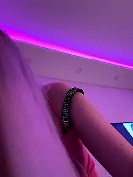 Snapshot of mollyxxx chatting on 12/06/24, 12:45 mollyxxx online show from 12/06/24, 12:45