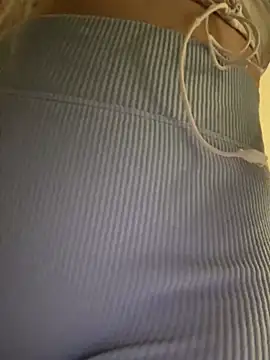 Snapshot of mollyxxx chatting on 12/20/24, 04:09 mollyxxx online show from 12/20/24, 04:09