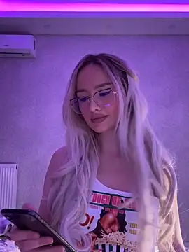 Snapshot of mollyxxx chatting on 01/13/25, 01:23 mollyxxx online show from 01/13/25, 01:23