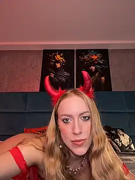 Snapshot of RockQueen_A chatting on 10/27/25, 05:22 RockQueen A online show from 10/27/25, 05:22