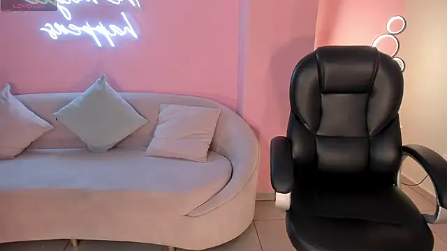 Snapshot of MiaRoberts1 chatting on 11/04/25, 06:40 MiaRoberts1 online show from 11/04/25, 06:40