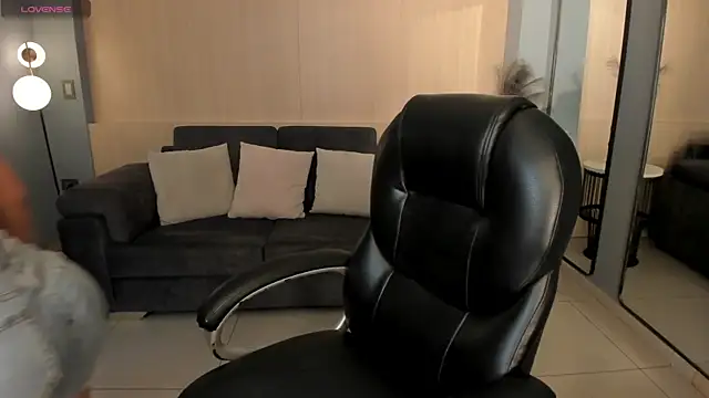 Snapshot of MiaRoberts1 chatting on 12/05/25, 06:37 MiaRoberts1 online show from 12/05/25, 06:37