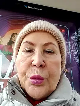 Hottie-Mom online show from 11/14/25, 11:20