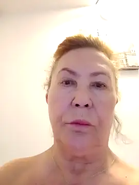 Snapshot of Hottie-Mom chatting on 04/19/26, 07:29 Hottie-Mom online show from 04/19/26, 07:29
