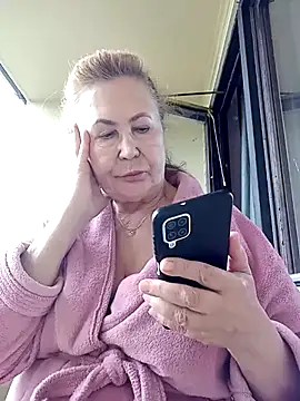 Snapshot of Hottie-Mom chatting on 05/31/26, 06:31 Hottie-Mom online show from 05/31/26, 06:31
