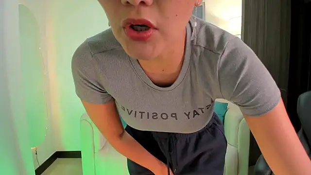 Snapshot of SaraParker_ chatting on 10/13/25, 02:11 SaraParker online show from 10/13/25, 02:11