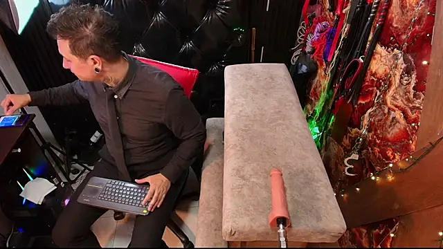 Snapshot of boy_n_girl chatting on 04/11/26, 11:47 boy n girl online show from 04/11/26, 11:47