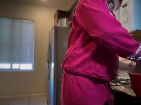 Snapshot of Cum2Charm chatting on 11/07/25, 05:13 Cum2Charm online show from 11/07/25, 05:13